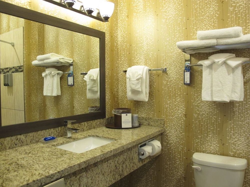 Best Western Plus Moosomin Hotel Room photo
