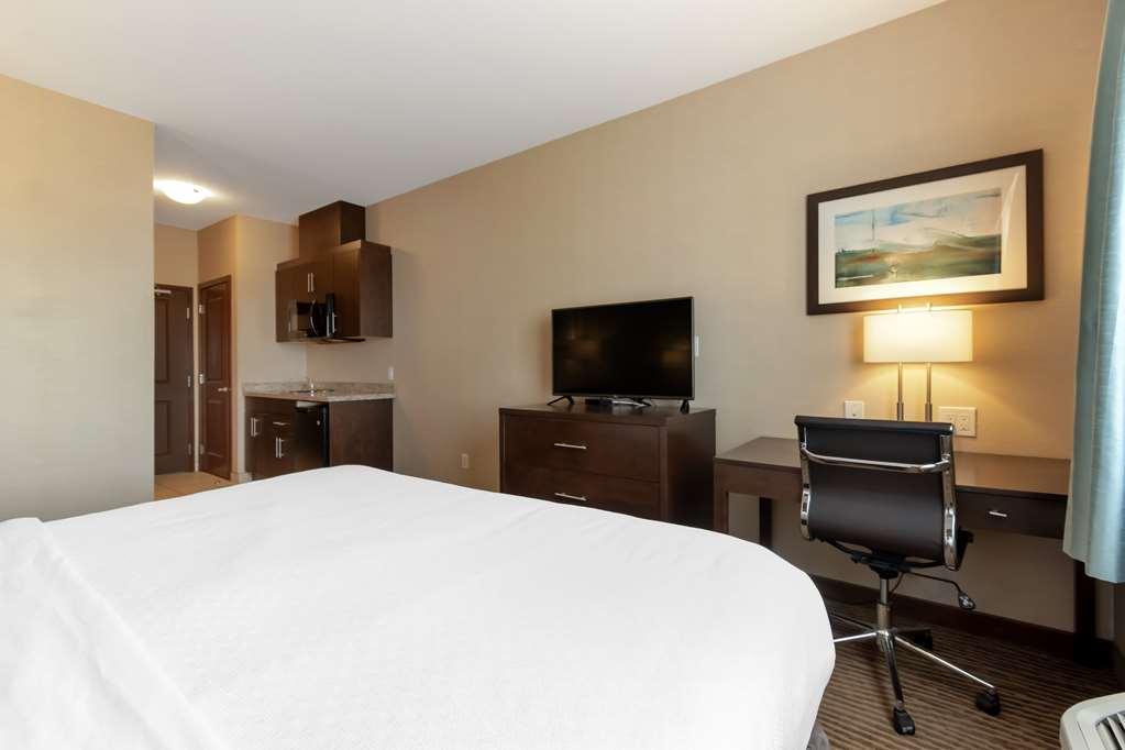 Best Western Plus Moosomin Hotel Room photo