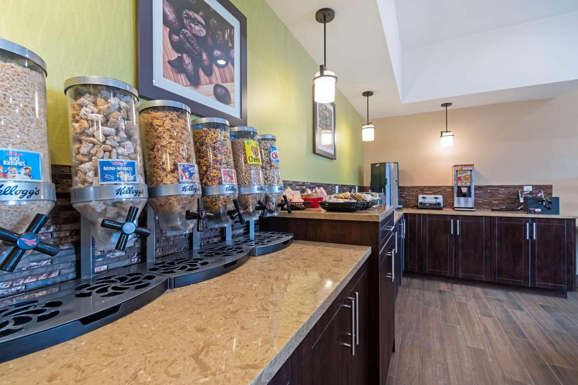 Best Western Plus Moosomin Hotel Exterior photo