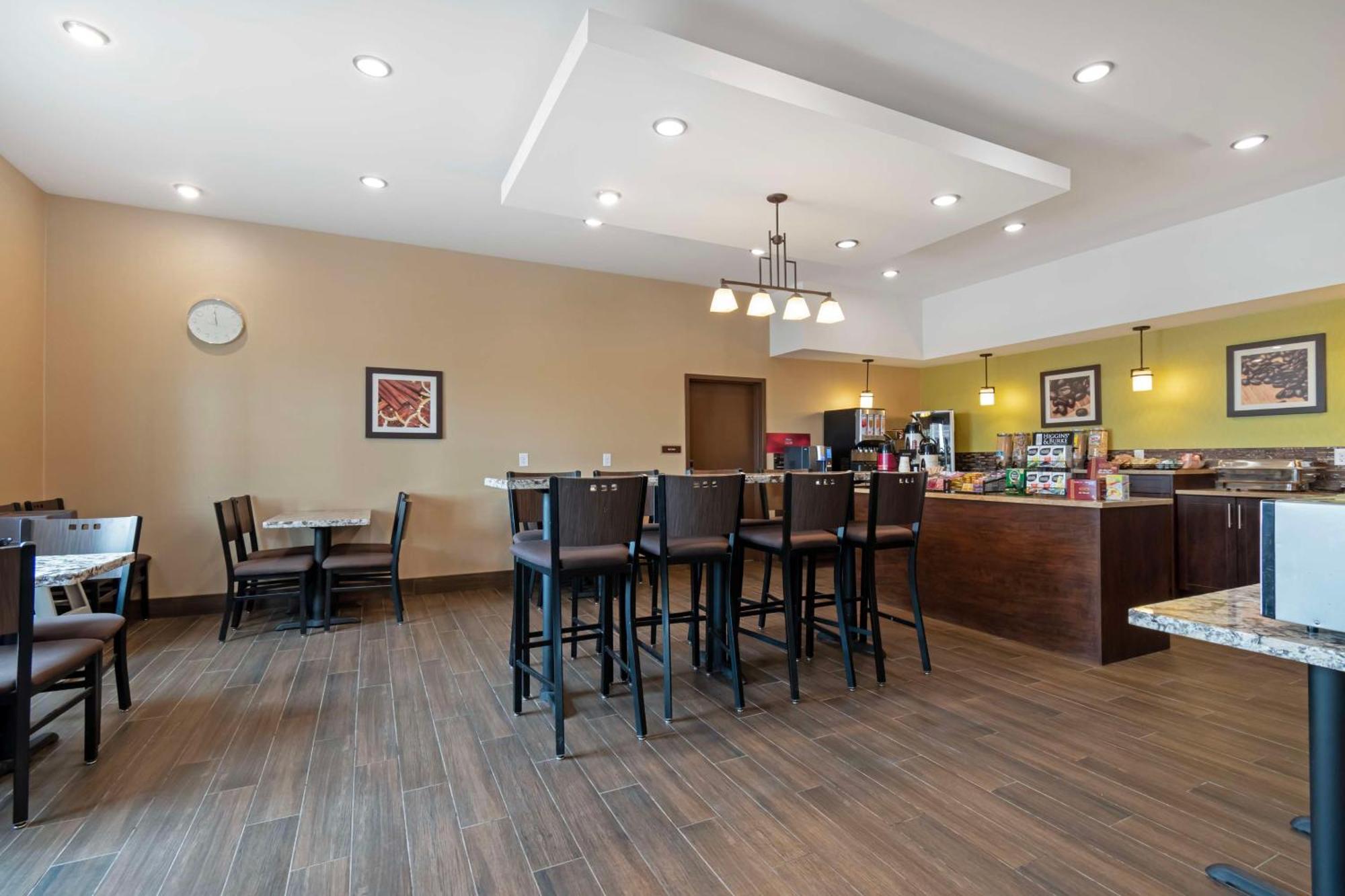 Best Western Plus Moosomin Hotel Exterior photo