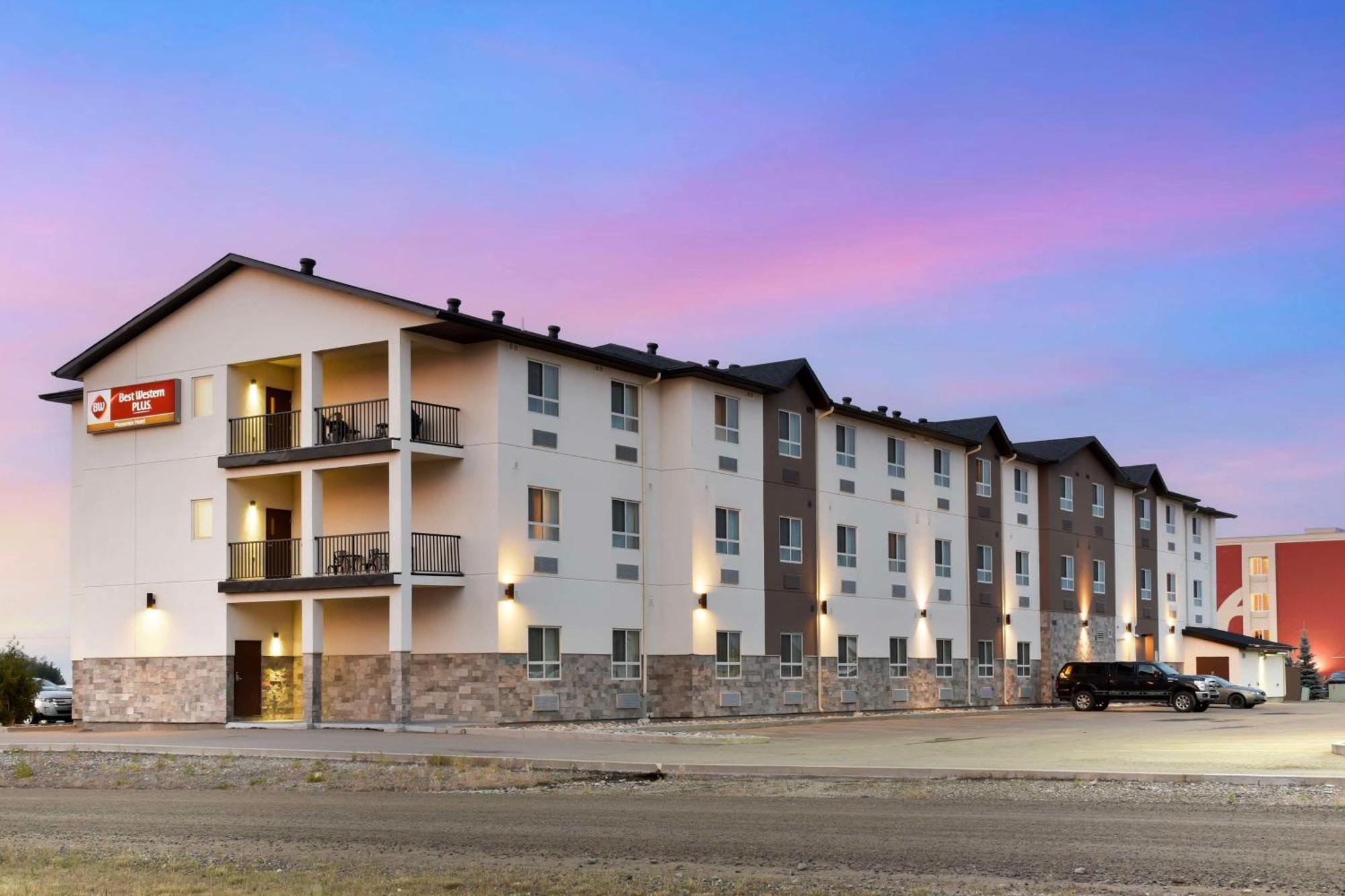 Best Western Plus Moosomin Hotel Exterior photo
