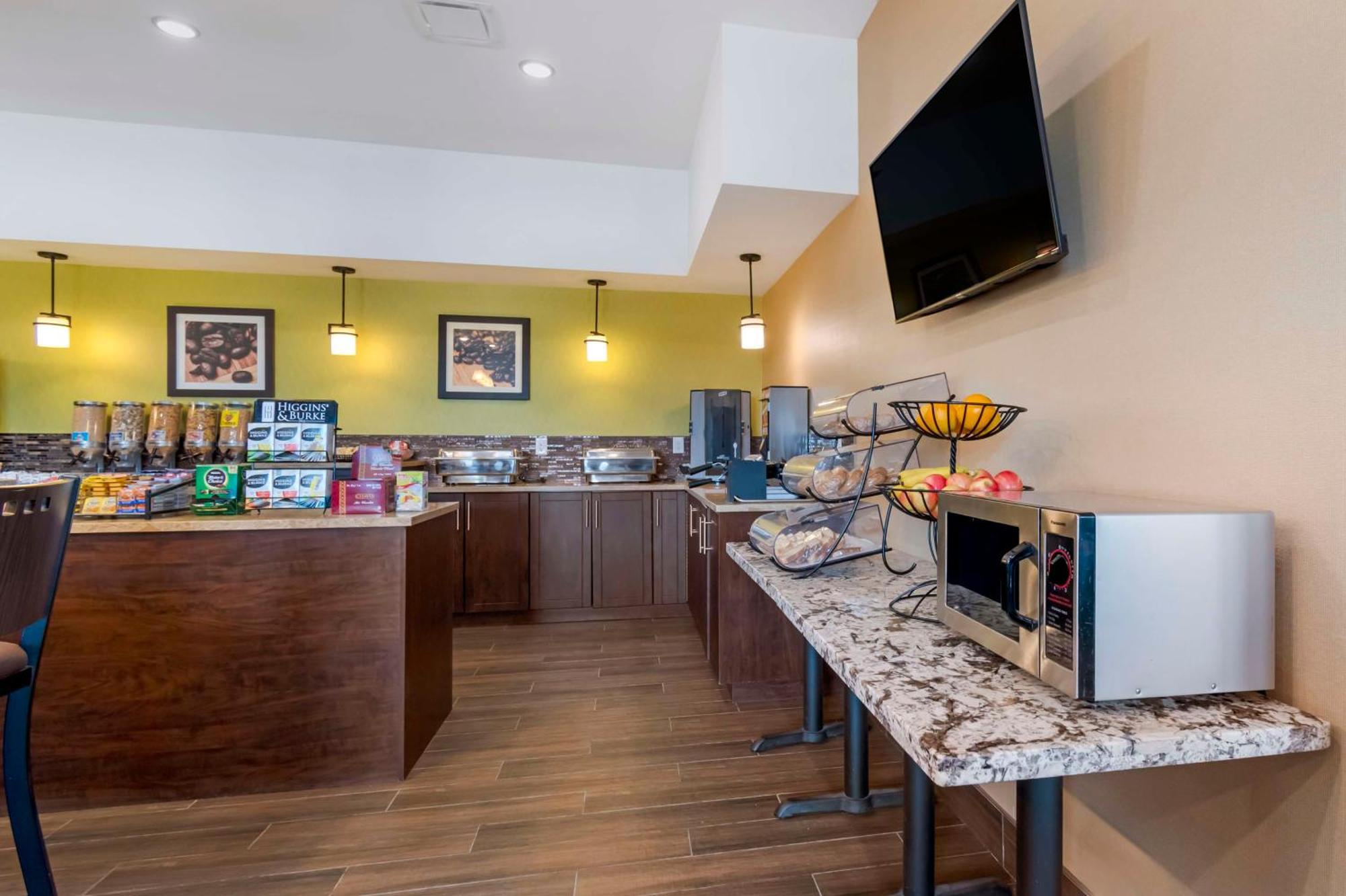 Best Western Plus Moosomin Hotel Exterior photo